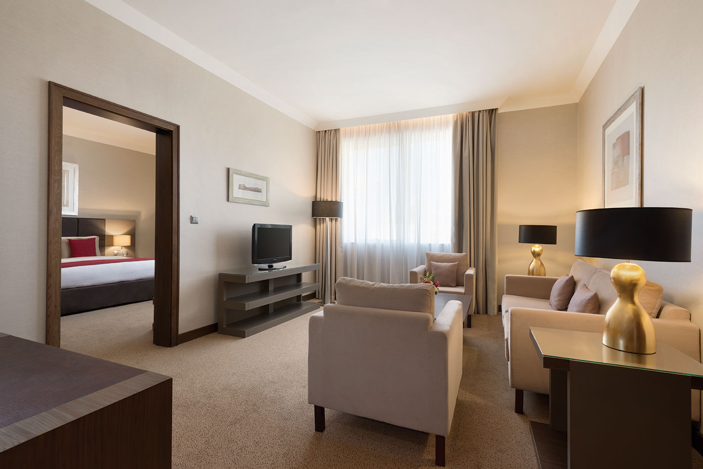 Ramada hotel suites отзывы. Ramada Downtown Abu Dhabi 4*. Ramada Abu Dhabi Corniche 4*. Ramada by Wyndham Abu Dhabi Downtown. Джуэл сьют отель в Абу Даби.